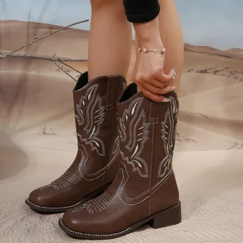 Женская модная обувь на платформе, новинка зимы 2023, ковбойские сапоги в западном стиле с вышивкой в стиле ретро на квадратном каблуке, большие размеры 43